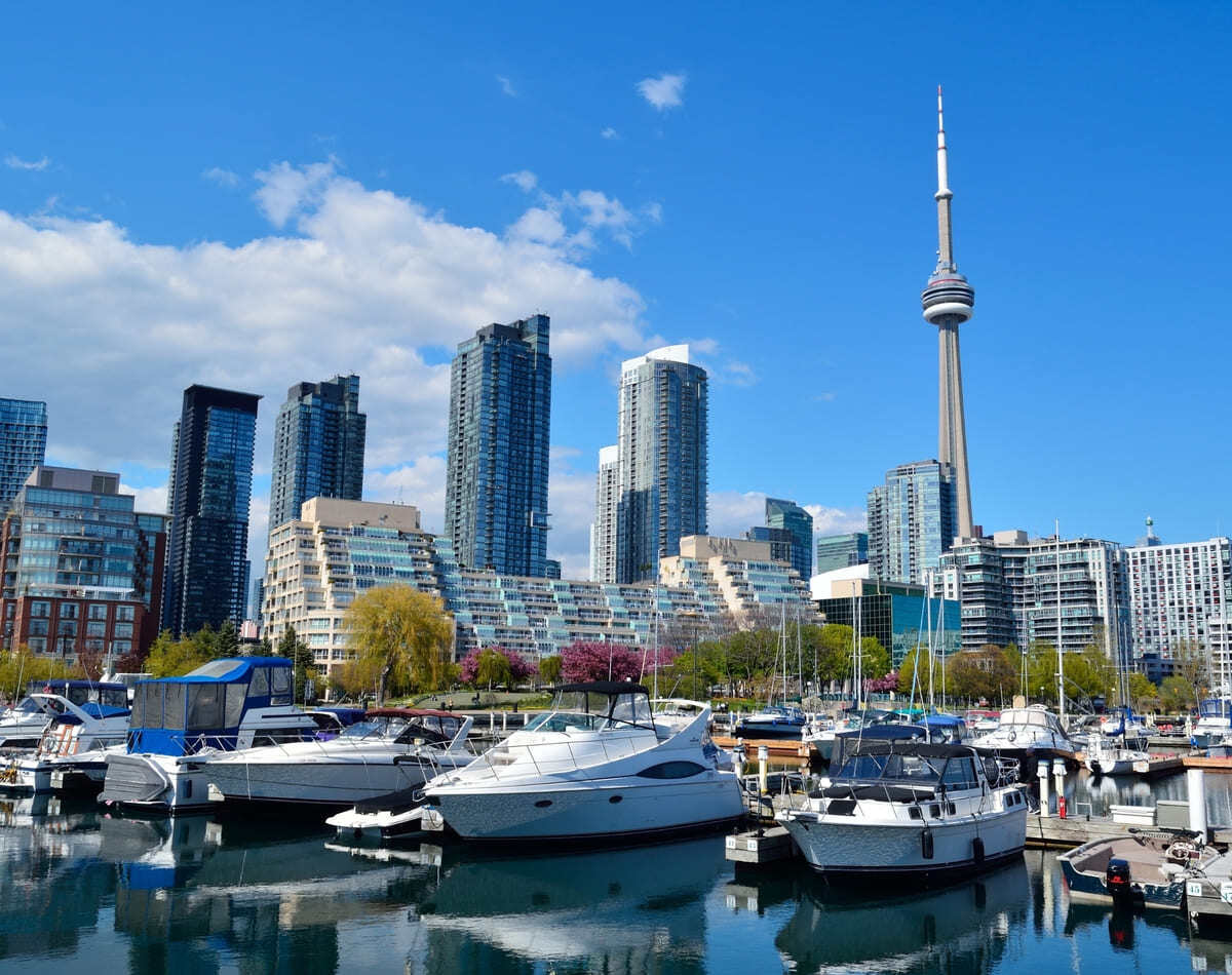 Boats on harbour outside on sunny day in downtown Toronto